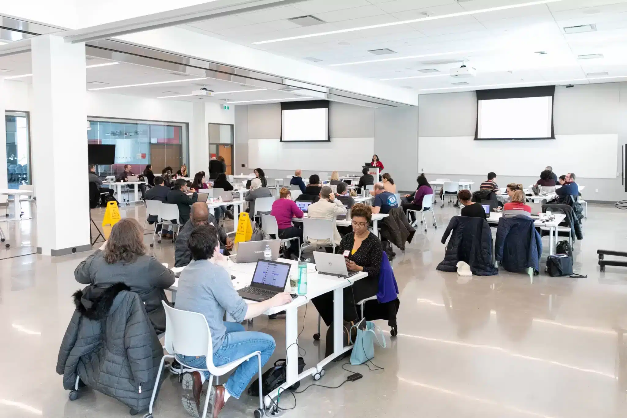 Seneca Koleji öğrencileri bahçe işleriyle uğraşıyor